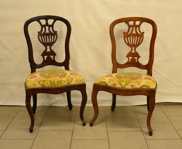 Due sedie, Italia Centrale, fine sec. XVIII, in noce, schienale a vaso, gambe mosse, seduta imbottita e ricoperta in stoffa a fiori, alt. cm 94,5 e cm 96, da restaurare ( 2 )