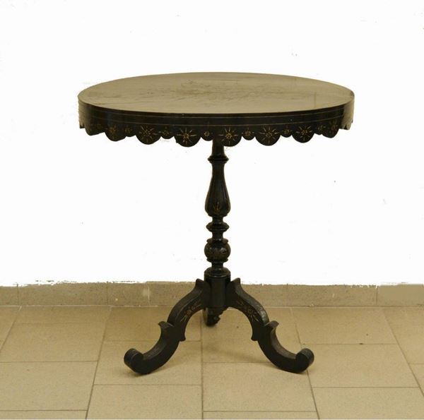 Tavolino, Italia centrale, fine sec. XIX, in legno ebanizzato, piano intarsiato a motivi vegetali, fusto centrale tornito su tre gambe sagomate, cm 76x60x77,5, difetti 
