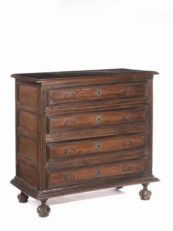  Cassettone, Italia centrale, sec. XVII,  in noce a patina scura, piano rettangolare con becco di civetta, fronte a quattro cassetti, base modanata, piedi a palla, cm 123x63x123,  piccoli danni 