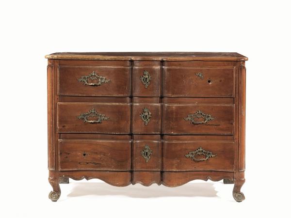  Cassettone, Provenza, metÃ  secolo XVIII,  in noce intagliato, piano sagomato, fronte a doppia mossa, pendaglina sagomata frontale e laterale, piedi a ricciolo, cm 128x64x91,  da restaurare                           