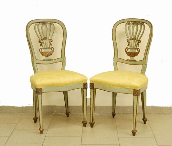 Coppia di sedie, in stile veneto del â€˜700, in legno laccato, spalliera a vaso, sedute imbottite e ricoperte in seta gialla ( 2 )