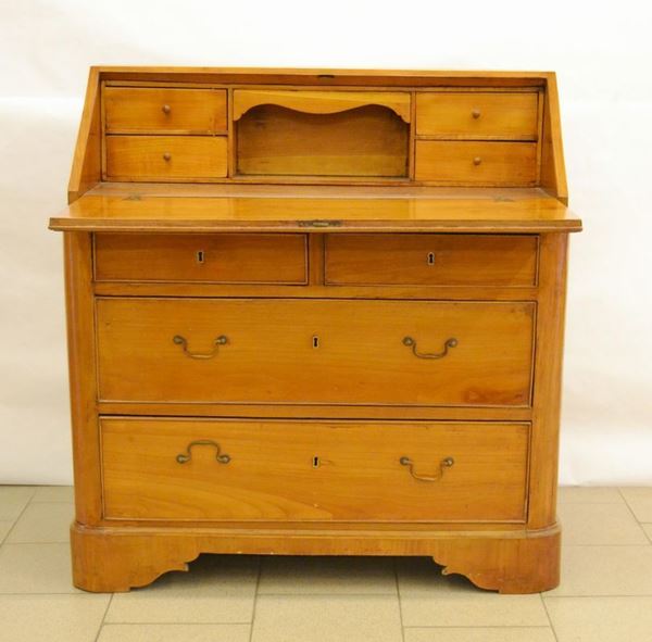 Cassettone scrivania, Inghilterra, sec. XIX, in ciliegio, a quattro cassetti, uno sportello a ribalta, internamente cassettini e vano a giorno, cm 53x104x108