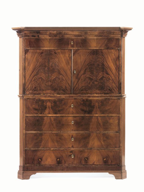  Chiffoniere, Sicilia, inizi sec. XIX, in piuma di mogano,  parte superiore a due sportelli ed interno con cassetti, segreti e vano a giorno, parte inferiore a quattro cassetti, base modanata, piedi a mensola,  alcuni danni , cm 144x52x181