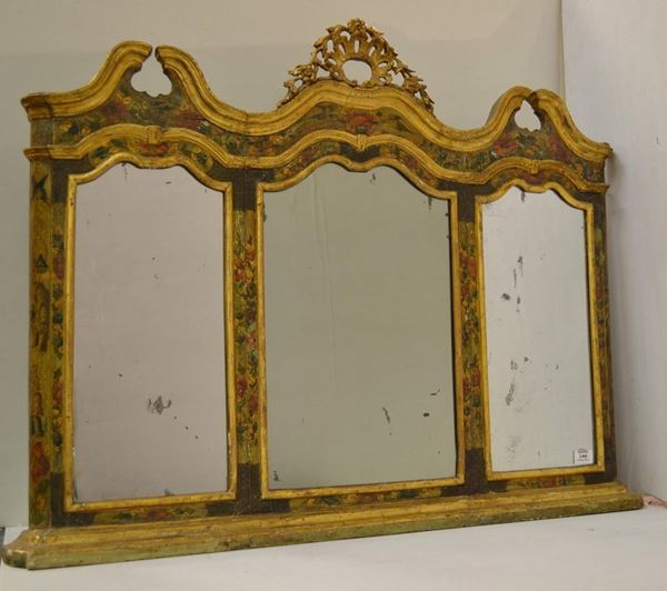  Caminiera, Italia centrale, metÃ  sec. XVIII,  in legno intagliato dorato e dipinto, fronte sagomato a tre luci centrato da conchiglia di gusto rocaille con tralci floreali, cornice dipinta a motivi floreali ed uccelli esotici, cm 105x85,  danni e cadute di colore, specchi sostituiti                                              