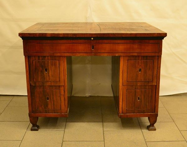 Scrivania, Italia centrale, sec. XVIII, in radica di noce, a cinque cassetti, piedini a vaso, cm 102x70x76, difetti