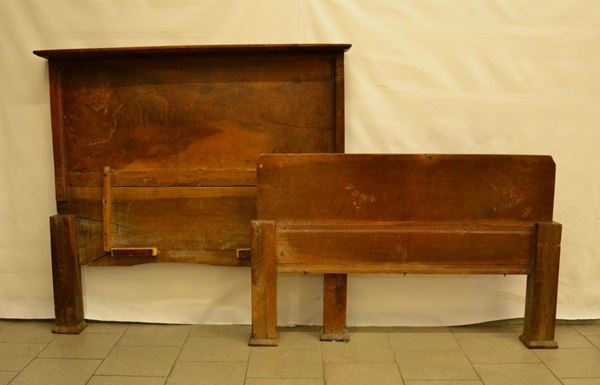 Letto singolo, Italia Centrale, sec. XVIII, in noce intagliato, testiera e pediera scorniciate, gambe a plinto, larg. cm 138, lung. cm 213, fasce di epoca posteriore                                            