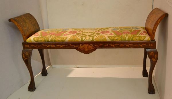  Panchetta, Olanda, metÃ  sec. XVIII,  in mogano intarsiato con motivi floreali, pendaglina sagomata, gambe sinuose desinenti su piedi ad artiglio, ricoperta in tessuto nei toni del rosso, giallo, verde e blu, cm 120x37x66,  danni e cadute                      