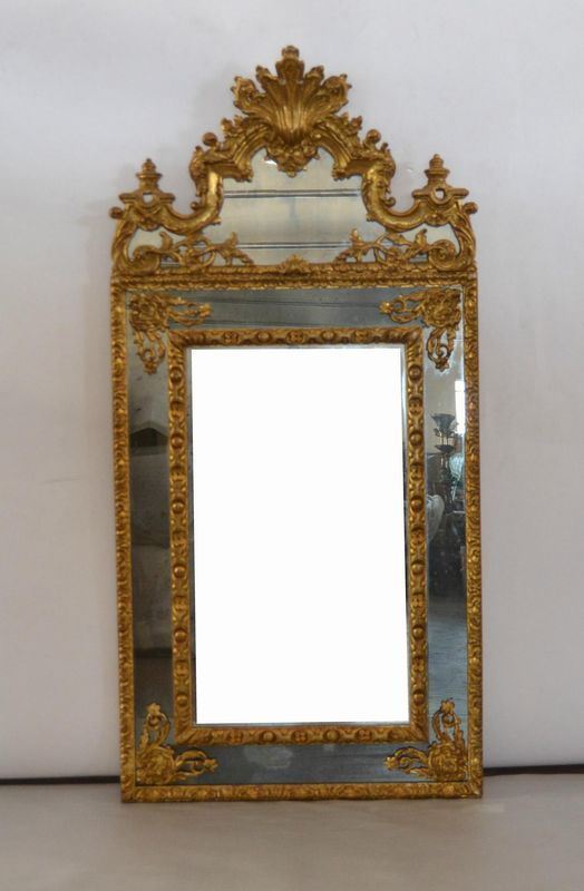 Specchiera, in stile â€˜700, in legno dorato e intagliato, cimasa sagomata, 
