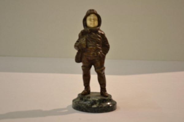  Statuina, Francia, fine sec. XIX,  in bronzo e avorio modellati a fanciullo con cappello su base circolare in marmo, alt. cm 15 ed  una piccola alzata,  in bronzo, piatto listrato il lapislazzuli, base polilobata, diam. cm 16,5,  danni alla listratura  (2)                    