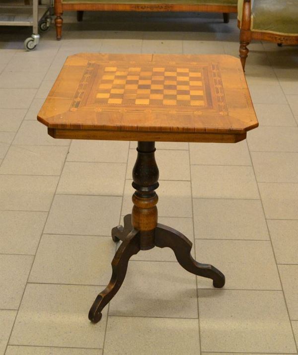 Tavolino da gioco, Sorrento, fine sec. XIX, in noce intarsiato, piano      