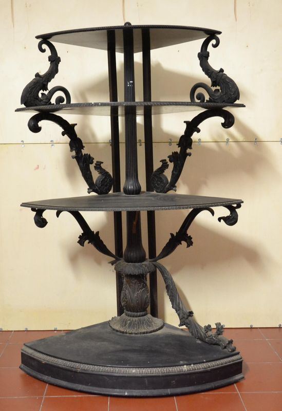  Grande angoliera, fine sec. XIX,  in legno intagliato ed ebanizzato, quattro piani sostenuti da volute intagliate di foglie d'acanto, base modanata, cm 77x77x173,  danni e mancanze 