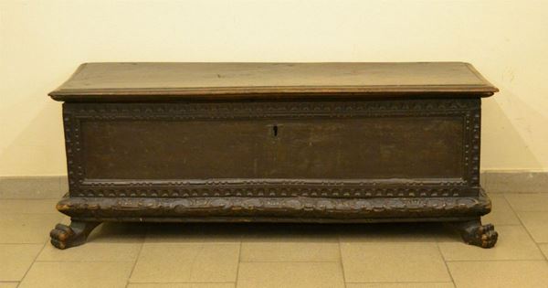 Cassapanca, Toscana, fine sec. XVII, in noce intagliato, piano da alzarsi, piedi