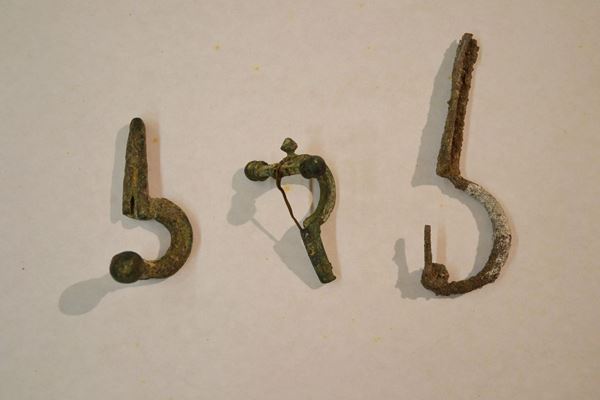  Tre fibule   - Asta Gioielli, Argenti, Modernariato, Dipinti, Mobili e Oggetti d'Arte - Poggio Bracciolini Casa d'Aste