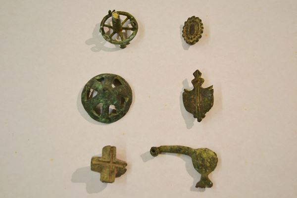  Quattro fibule e due elementi di fuso   - Asta Gioielli, Argenti, Modernariato, Dipinti, Mobili e Oggetti d'Arte - Poggio Bracciolini Casa d'Aste