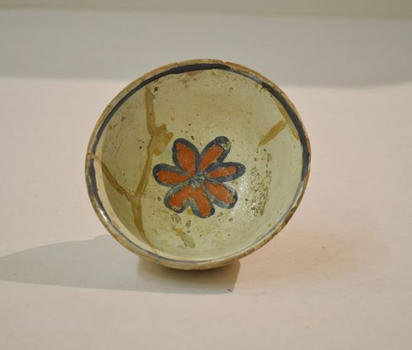  Coppetta  in terracotta smaltata con decorazione floreale                                 