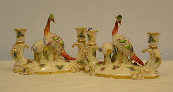 Coppia di candelieri, sec. XIX, in porcellana, raffiguranti PAVONI, 