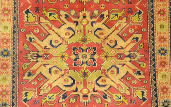 Tappeto caucasico SCIRVAN di vecchia manifattura, fondo rosso con due medaglioni color cammello e beige a motivi geometrici, cm 175x125