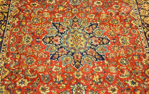 Tappeto persiano ISFAHAN extra fine, di vecchia manifattura, fondo rosso a motivo floreale, medaglione centrale e bordura blu, beige ed azzurra, cm 390x300                                                       
