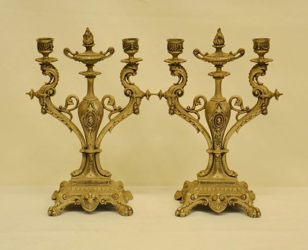 Coppia di candelieri, sec. XIX, a due fiamme, in metallo lavorato a TESTE DI DRAGHI, piedi felini, alt. cm 33,5 ( 2 )