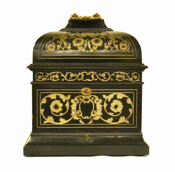 Bauletto porta liquori, fine sec. XIX, in legno laccato nero decorato a MOTIVI VEGETALI, cm 35x28x40                                           