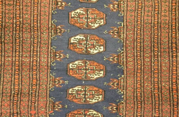 Tappeto BUKARA KASHMIR, di vecchia manifattura, fondo blu a motivo geometrico, bordura rosso mattone, cm 335x78