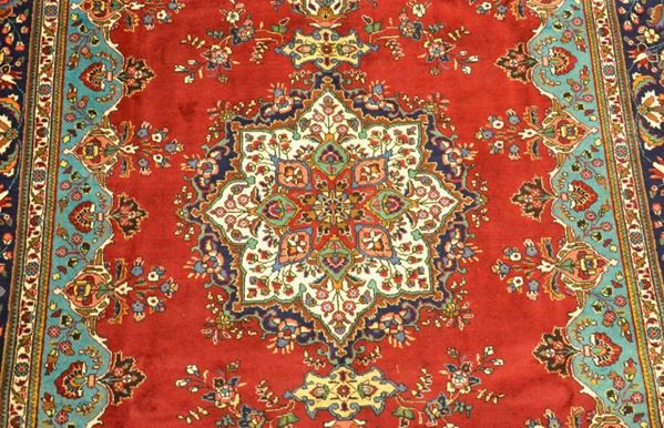 Tappeto persiano TABRIZ, fondo rosso a motivo floreale con medaglione centrale beige e blu, cm 330x240