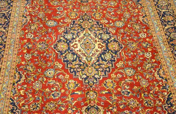 Tappeto persiano KEISHAN, di vecchia manifattura, fondo rosso a motivo floreale, cm 390x295