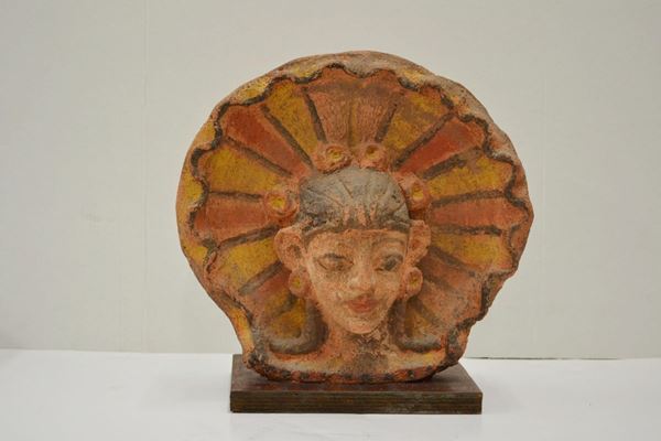 Antefissa di gusto archeologico,  in terracotta dipinta con testa femminile entro grande nimbo, ispirata alle decorazioni templari, alt. cm 33 