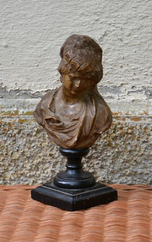 Piccolo busto, sec. XIX, in marmo, base in legno, alt. cm 25