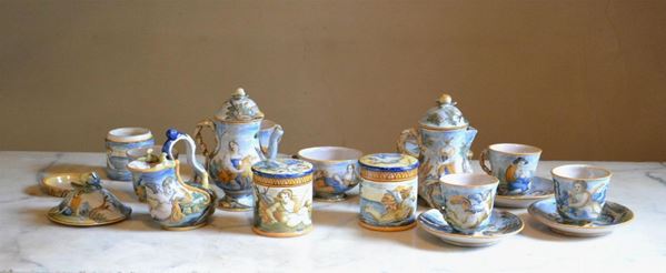 Quattro tazze con piattini e dieci fra cofanetti, brocche e vasetti, sec. XIX, in maiolica decorata a PAESAGGI E FIGURE, difetti e mancanze ( 14 ) 