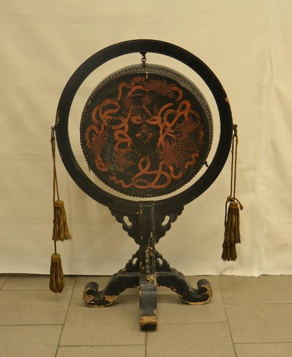 Gong, Cina, sec. XIX, in legno e cuoio pitturato, alt. cm 100, difetti