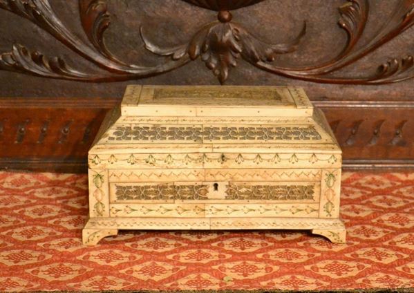 Scatola, sec. XIX, in legno rivestita in avorio, cm 23x15x13, difetti
