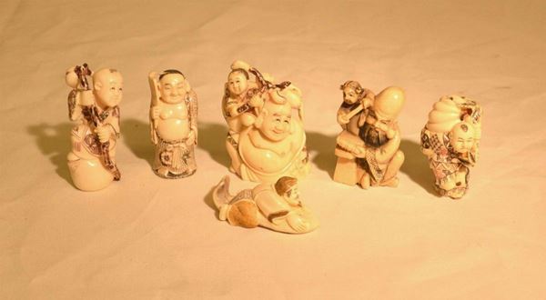 Gruppo di sei Netsuke, inizi sec XX, in avorio, alt. da cm 3 a cm 6,5 (6)     