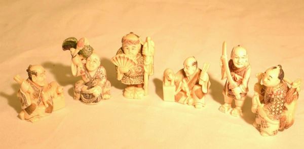 Gruppo di sei Netsuke, inizi sec XX, in avorio, alt. da cm 3,5 a cm 5  (6)                      