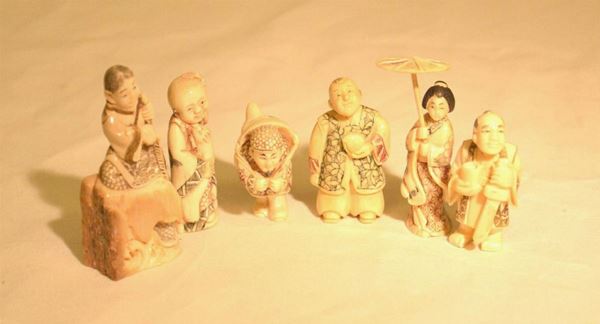 Gruppo di sei Netsuke, inizi sec XX, in avorio,  alt. da cm 3,5 a cm 6,5  (6)                       
