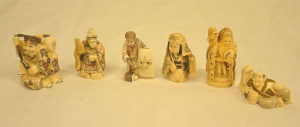 Gruppo di sei Netsuke, inizi sec XX, in avorio, alt. da cm 3 a cm 5  (6)                       