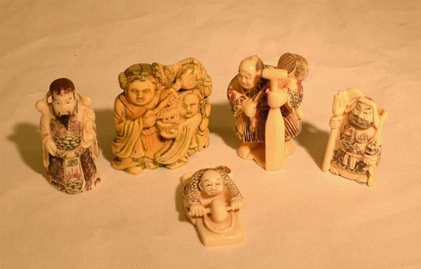 Gruppo di cinque Netsuke, inizi sec XX, in avorio, e un Netsuke, sec. XIX,