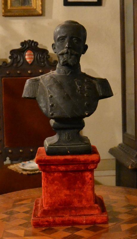 Busto, sec. XIX, in terracotta bronzata, raffigurante UFFICIALE, base in legno, sul retro firmato Cantini, alt. cm 33                                     
