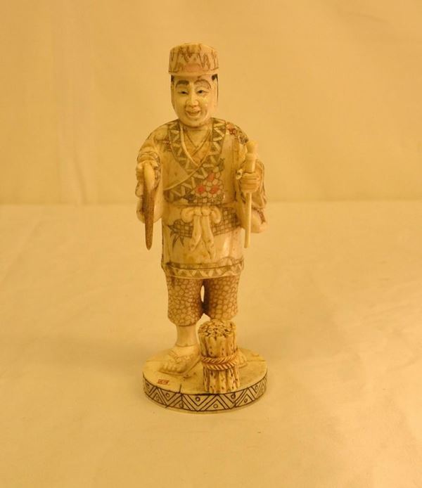 Scultura Giappone,  inizi sec XX, raffigurante DIGNATARIO rivestita in avorio, alt.cm 21             
