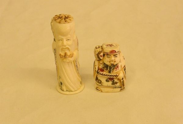Due netsuke, inizi sec XX, in avorio, alt. cm 5 e cm 8 (2)