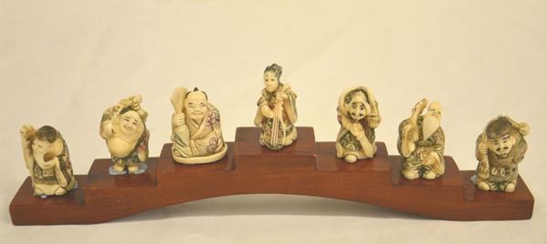Gruppo di sette Netsuke, inizi sec. XX, in avorio, su base legno  alt. cm 3,5 (7