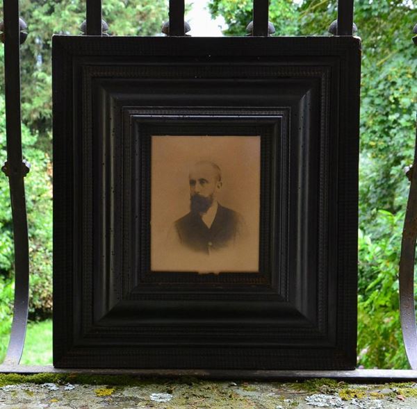 Cornice, sec. XVIII, in legno intagliato e laccato, con allâ€™interno foto, cm 54x49