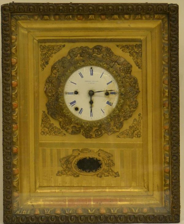 Orologio da muro, Austria, sec. XIX, mostra in legno e metallo dorato, quadrante in smalto marcato Freres Zollerc Ã  Vienne, cm 34,5x13x43,5, difetti e mancanze