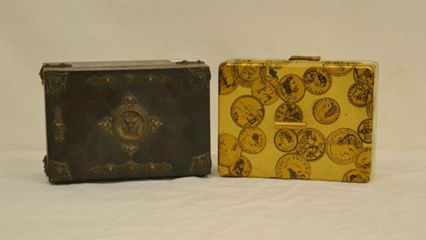 Cofanetto portagioie, sec. XX, manifattura Fornasetti, in metallo dorato decorato a MONETE ROMANE, cm 19x14,5x8,5, e altro cofanetto, sec. XIX, in legno, decorato con TESTA DI SFINGE, cm 20,5x14x10 ( 2 )