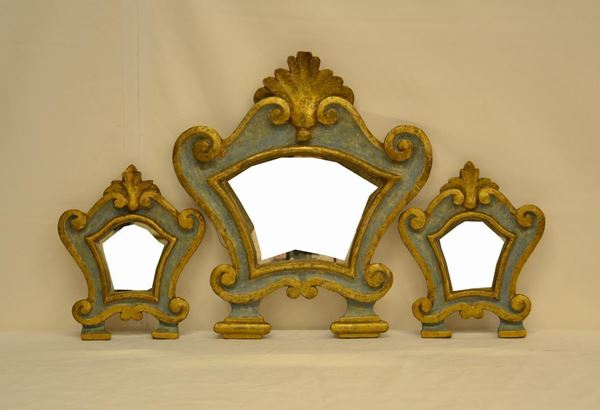 Tre cartaglorie, Toscana, sec. XVIII, in legno laccato e dorato a mecca, alt. cm 46 e cm 28 ( 3 )