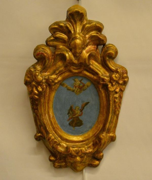 Cornice, sec. XVIII, in cartapesta lavorata a TESTE E MOTIVI VEGETALI, parte centrale decorata ad ANGELI, cm 35x21, difetti