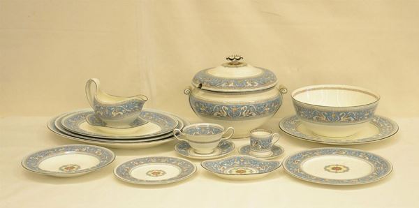 Servito di piatti, Manifattura Wedgwood, in porcellana decorata a fondo celeste, composto da: ventiquattro piatti piani, dodici piatti fondi, dodici piatti da frutta, una zuppiera, una insalatiera con vassoio, una salsiera, due raviere, tre vassoi, dodici tazze da consommÃ¨ con dodici piattini e dodici tazzine da caffÃ¨ con dodici piattini ( 105 )                                             