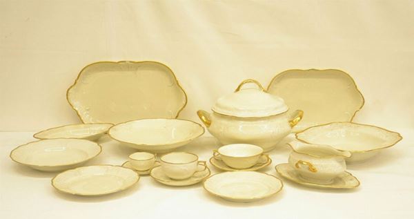 Servito di piatti, Manifattura Rosenthal, in porcellana decorata a rilievo con bordo color oro, composto da: trentacinque piatti piani, dodici piatti fondi, undici piatti da dolce, undici piatti da frutta, una zuppiera, una salsiera, undici vassoi, dodici tazze da consommÃ¨ con undici piattini, dodici tazze da thÃ¨ con undici piattini e dodici tazzine da caffÃ¨ con dodici piattini, piccoli difetti ( 152 )