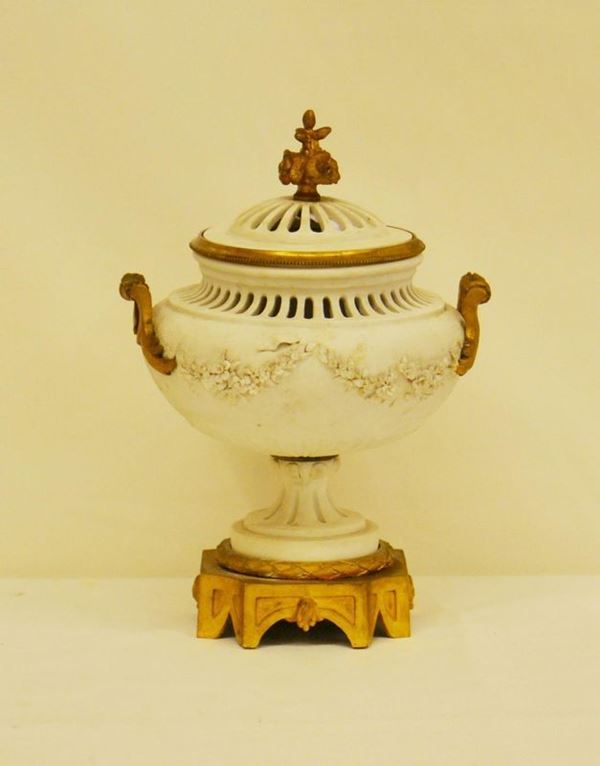 Alzata, sec. XIX, in bisquit, con decori a MOTIVI VEGETALI a rilievo, base e rapporti in bronzo dorato, alt. cm 24, piccole mancanze