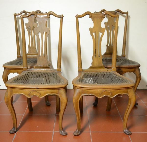  Quattro sedie, Veneto, metÃ  sec. XVIII , in noce a patina bionda, spalliera sagomata con cartella traforata a vaso stilizzato, gambe mosse su piedi a ricciolo, sedile in cannettÃ©,  danni e rotture  (4)
